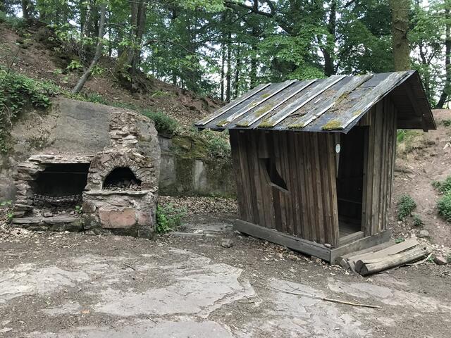 Häuschen und der Holzbackofen der bösen Hexe | Foto: B. Bender