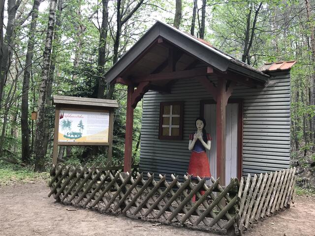 Am Wanderparkplatz begrüßt Schneewittchen die Besucherinnen und Besucher | Foto: B. Bender