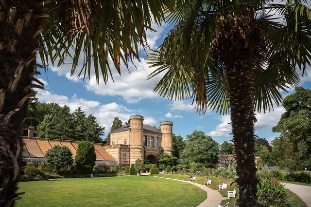 Markgraf Karl Friedrich ließ den alten barocken Schlossgarten im Stil eines englischen Landschaftsgartens umgestalten. Den Auftrag erhielt der badische Hofbaudirektor Friedrich Weinbrenner