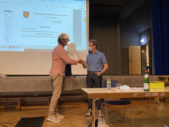 Oliver Siebert erhielt für seine langjährigen Verdienste eine Dankesurkunder der Ortsgemeinde Offenbach