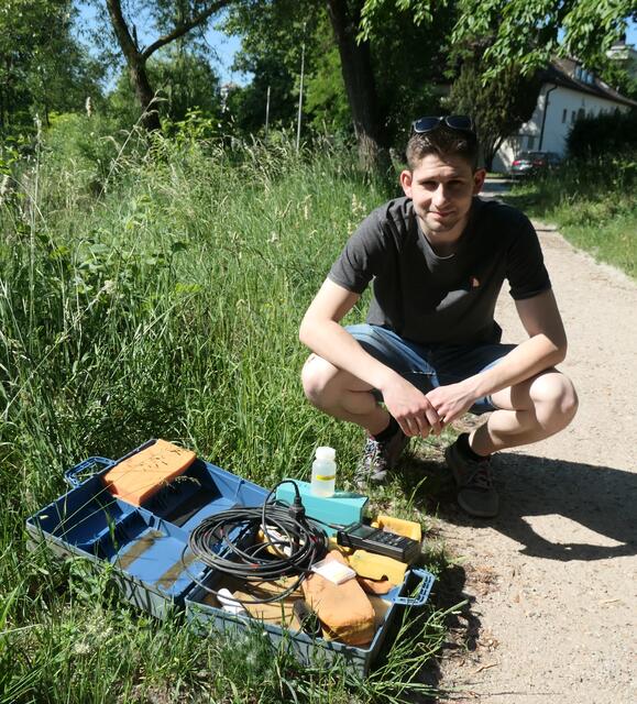 Christian Schilling mit seinem Equipment zur Wasserentnahme | Foto: Brigitte Melder