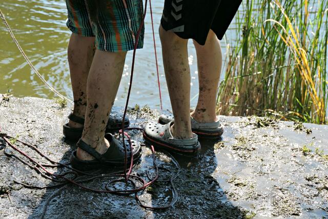 An den Beinen sollst du sie erkennen - fleißige Jung-Angler haben keine Angst vor Schlamm | Foto: Brigitte Melder
