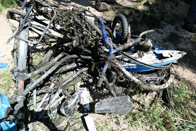 Gegen Mittag waren die Metallteile auf einen Haufen gelegt worden | Foto: Brigitte Melder