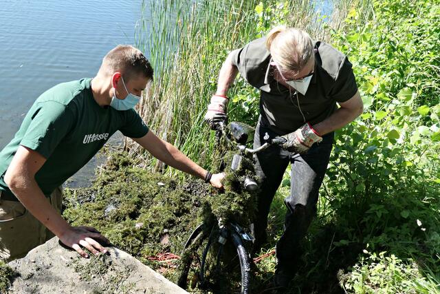 Bergung eines Fahrrades | Foto: Brigitte Melder