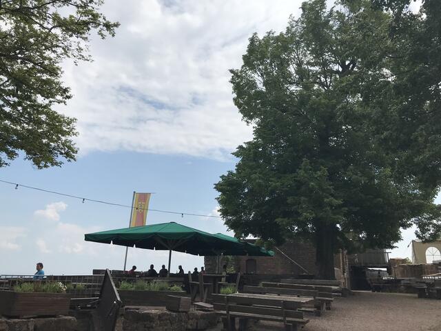 Idyllischer Rastplatz im Burghof | Foto: B. Bender