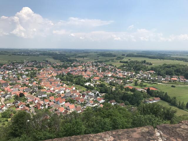 Blick vom Innenhof der Burg auf Klingenmünster | Foto: B. Bender