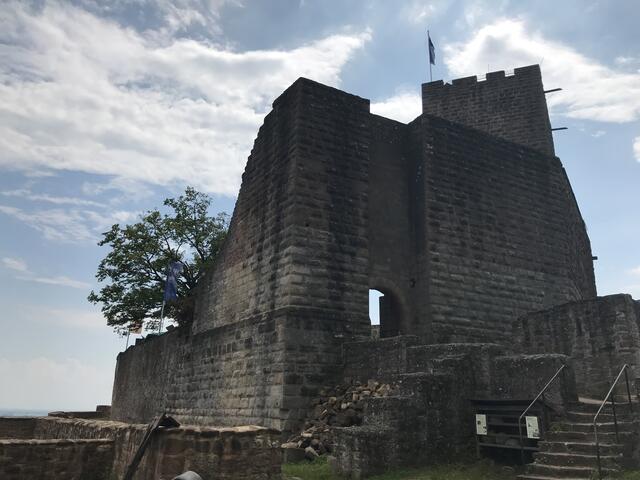 Blick vom Beginn des Zwinger auf die Burg Landeck | Foto: B. Bender