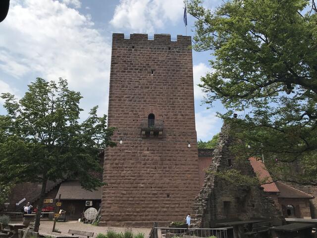 Der Bergfried dominiert die Anlage | Foto: B. Bender