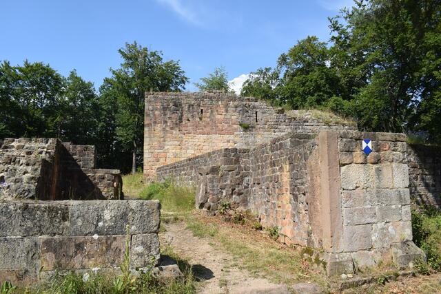 Ruine des Schlössels, nicht weit von Burg Landeck
 | Foto: B. Bender