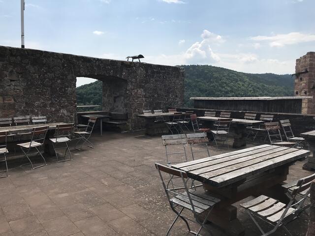 Idyllischer Rastplatz auf der Terrasse über dem Burghof | Foto: B. Bender