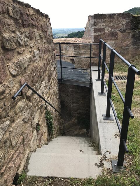 Über eine Stahltreppe kann der Turm im Zwinger betreten werden | Foto: B. Bender
