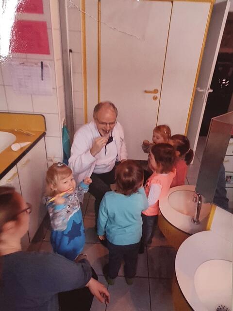 Der Zahnarzt ist zu Besuch | Foto: Kindergarten Lug