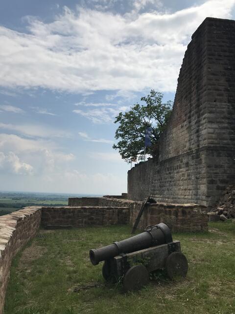 Beginn des Rundgangs linker Hand um die Burg  | Foto: B. Bender
