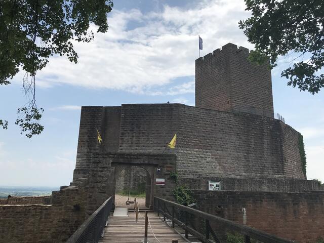 Über die Zugbrücke geht es in die Burg. Links und rechts geht's zum Zwinger. | Foto: B. Bender