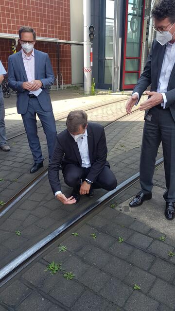 Die Geschäftsführung erklärte das Problem mit den sich verflüssigten Teilen anschaulich | Foto: www.jowapress.de