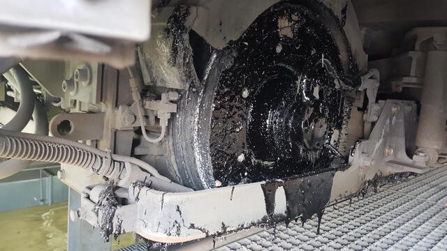 Blick unter eine der Bahnen, bei der sich das "Zeug" verteilt hatte - und so auch in der Stadt verteilt wurde. Es ist ein aufwändiger Prozess, dieses Teil wieder zu reinigen. Dabei geht's auch unter Zuhilfenahme von Trockeneis | Foto: www.jowapress.de