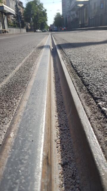 Klassischer Aufbau - hier am neuverfüllten Streckenabschnitt Haid-und-Neu-Straße - des Gleisvergusses rechts und links der Schiene. | Foto: www.jowapress.de