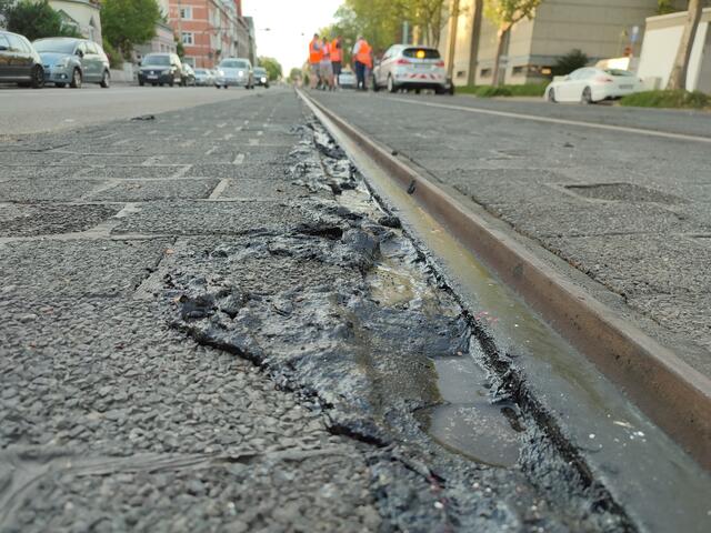 Weich geworden ist das flexible Material neben den Gleisen.  | Foto:  Thomas Riedel Bild-/Videojournalist Karlsruhe