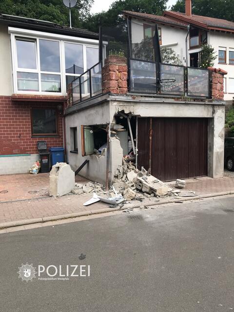 Sowohl das Fahrzeug als auch das Gebäude wurden dabei stark beschädigt | Foto: Polizeipräsidium Westpfalz