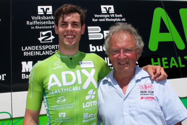 Timo Bichler mit Erfolgstrainer Frank Ziegler vom Bahnrad-Team Rheinland Pfalz | Foto: Michael Sonnick