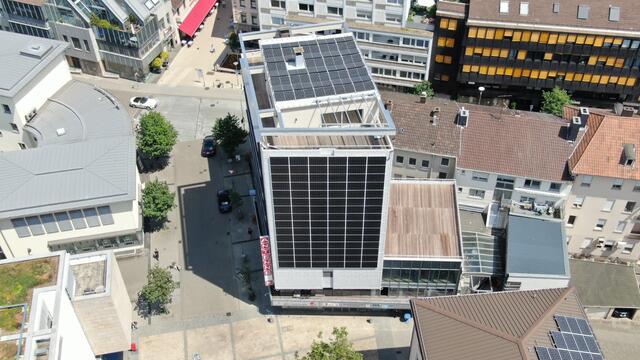 Die Photovoltaik-Fassadenanlage auf dem Altenhof in Kaiserslautern