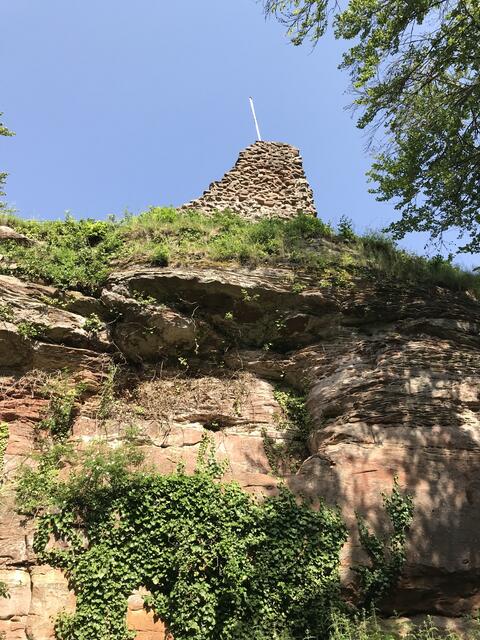 Reste vom Bergfried von unten gesehen | Foto: B. Bender