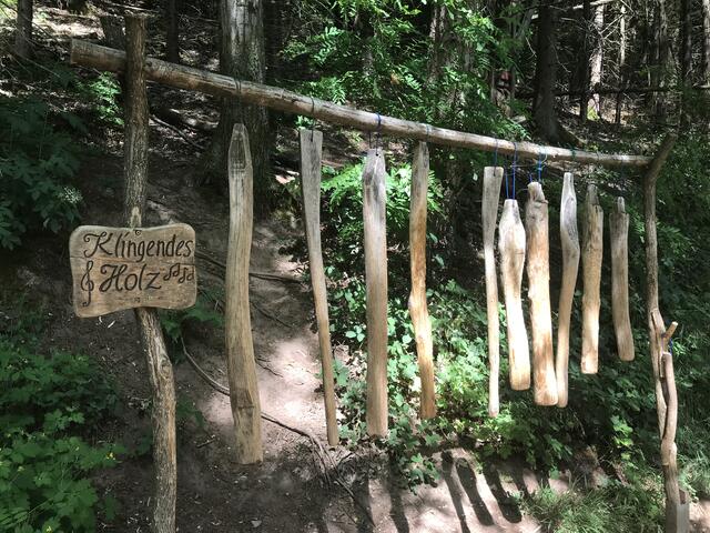 Hölzernes Instrument am Wegesrand | Foto: B. Bender