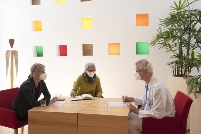 Katrin Schwacke (Stellv. Leitung, SAPV-Stützpunkt Bad Dürkheim), Ulrike Grüner (Leitung Hospiz Bad Dürkheim), Dr. Andreas Brückner (Chefarzt Palliativmedizin, Ev. Krankenhaus Bad Dürkheim) (v.l.n.r.) bei einer Fallbesprechung  | Foto: Diakonissen Speyer