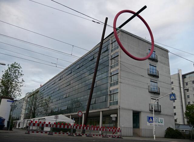 Das Klinikum Ludwigshafen - die direkte Zufahrt zum Haupteingang ist aufgrund der Corona-Testzelte gesperrt | Foto: Kim Rileit