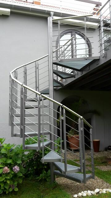 Eine Spindeltreppe ist vom Aufbau recht simpel und in verschiedenen Materialien möglich | Foto: SN Stahlbalkone Sascha Nagel