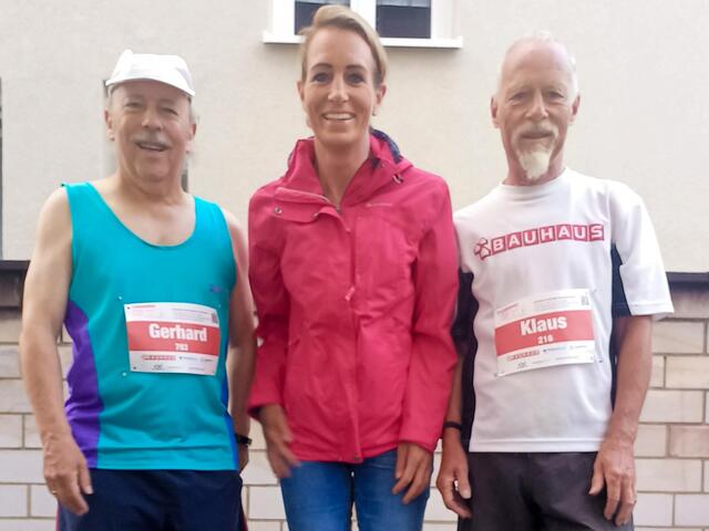 Selfie vor dem Start: Die beiden Läufer mit ihrer Betreuerin Simone Unger. | Foto: Simone Unger