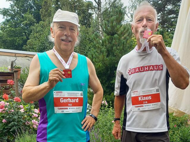 Gerhard Krieger und Klaus Blim nach dem Lauf mit den Medaillen "Bauhaus Firmenlauf 2021". | Foto: Simone Unger