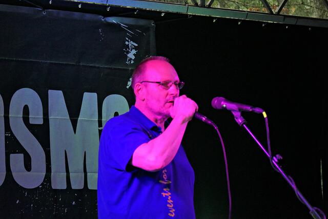 Ully Zahn begrüßt das  Publikum | Foto: Brigitte Melder