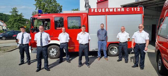 Die beförderten Kameraden Luz Cappel (Oberfeuerwehrmann), Tim Maurer (Löschmeister), Christof v. Wageningen und Christian Dittkowski (beide Oberlöschmeister) sowie Christof Dahl und Wehrleiter Heiko Dörr.