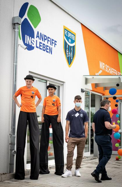 Auch ein aufziehendes Gewitter konnte am Freitag die gute Laune beim FC Speyer 09 nicht trüben | Foto: Cornelia Bauer