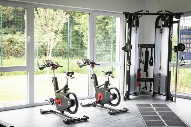 Trainieren mit Blick ins Grüne im Kraftraum | Foto: Cornelia Bauer