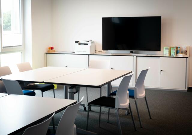 In drei Besprechungszimmern mit mobilen Trennwänden ist jede Menge Platz für begleitete Lernzeit, Einzelnachhilfe oder Prüfungsvorbereitung - aber natürlich auch für Elternabende, Trainertreffen oder Weihnachtsfeiern | Foto: Cornelia Bauer