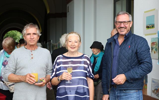 Michael Müller-Ahlheim, Leiter der Malwoche, Angelika Müller-Maurer, Organisatorin der Nachenfahrt, mit Bürgermeister Marcus Schaile | Foto: Heike Schwitalla