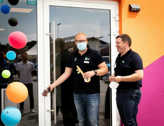 Öffnen die Tür zu ihrem neuen Arbeitsplatz: Jan Kamuf (links) und Marcus Helfenstein | Foto: Cornelia Bauer