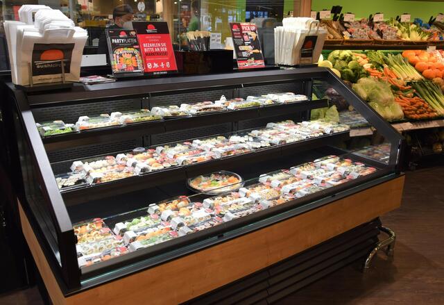 Im E-Center Jahke in Ramstein gibt es jetzt an der Verkaufsinsel in der Obst- und Gemüseabteilung frisch zubereitete Sushi von Sushi Circle
