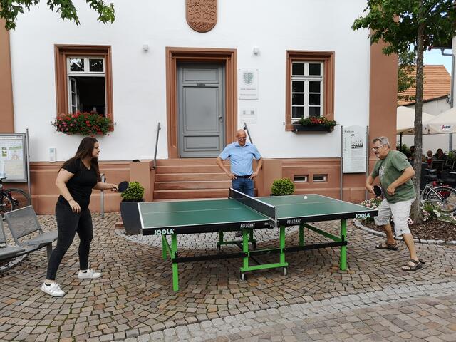 Altbürgermeister F.X. Scherrer zeigt sein Können im Duell mit der Olympionikin.  | Foto: Stadt Hagenbach