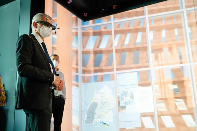 Staatssekretär Dr. Patrick Rapp bei der Besichtigung des virtuellen Zwillings in Stuttgart | Foto: Ludmilla Parsyak/Fraunhofer IAO