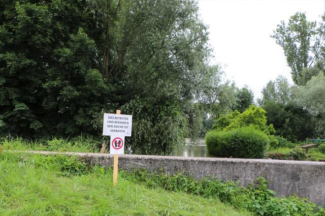 Das Betreten und Befahren der Deiche ist verboten | Foto: Heike Schwitalla