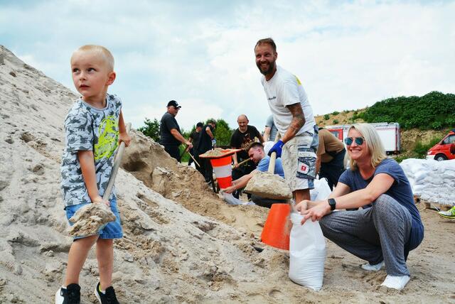 alle helfen mit beim Befüllen der Sandsäcke | Foto: Fotos Kreisverwaltung Germersheim (Michael d’Aguiar