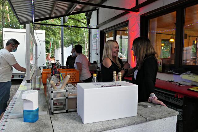 Wieder gut drauf am Ausschank | Foto: Brigitte Melder