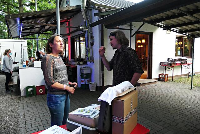 Merchandising mit Kundengespräch | Foto: Brigitte Melder