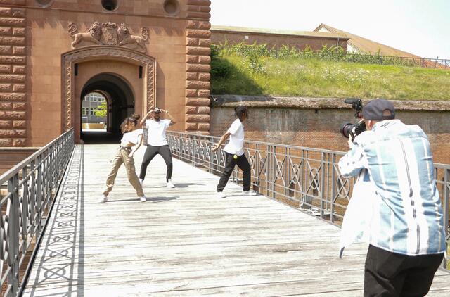 Newcomer Fabian Storzum mit den Tänzern Lolly Ceesay und Silakhe Mlawuli beim Videodreh in Germersheim | Foto: Heike Schwitalla