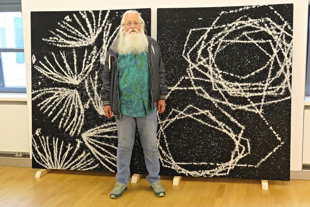 Wolfgang Maria Ohlhäuser vor einer Ausstellungswand von Peter Riek (auch gerade zu sehen) | Foto: Brigitte Melder