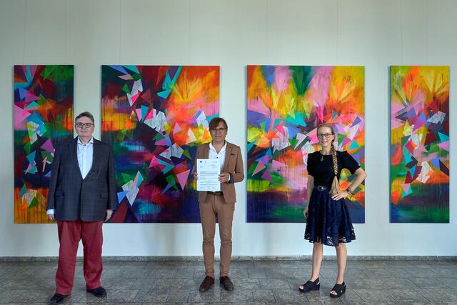 V.l.: Prof. Dr. Klaus Peter Rippe, Prof. Dr. Lutz Schäfer und Prof. Dr. Dr. h. c. Claudia Wiepcke (alle PHKA) mit dem KuLO-Zuwendungsbescheid.
| Foto: Marie Tuchscherer/PHKA