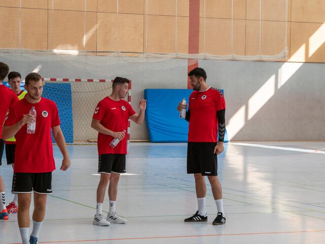 Jan Remmlinger und Matej Ašanin im Gespräch | Foto: Kim Rileit
